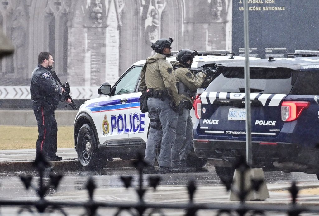 Police say arrest made after man barricaded himself on Parliament Hill