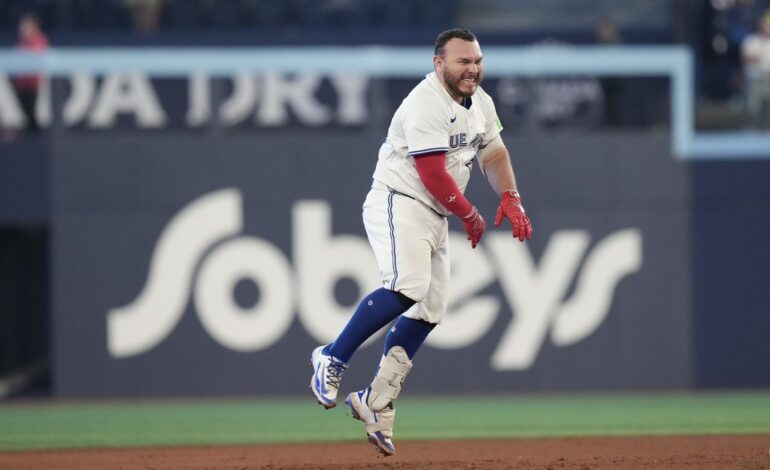 Kirk delivers walkoff hit as Jays edge Phillies