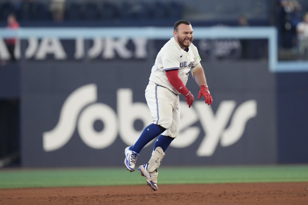 Kirk delivers walkoff hit as Jays edge Phillies