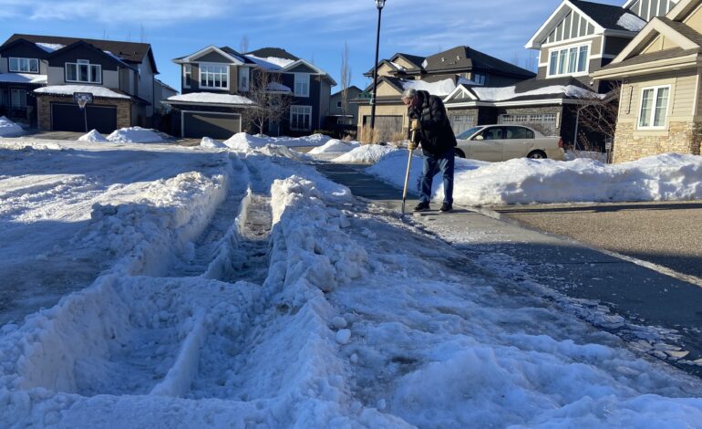 Edmonton residential parking ban pauses, snow-clearing to resume after weekend
